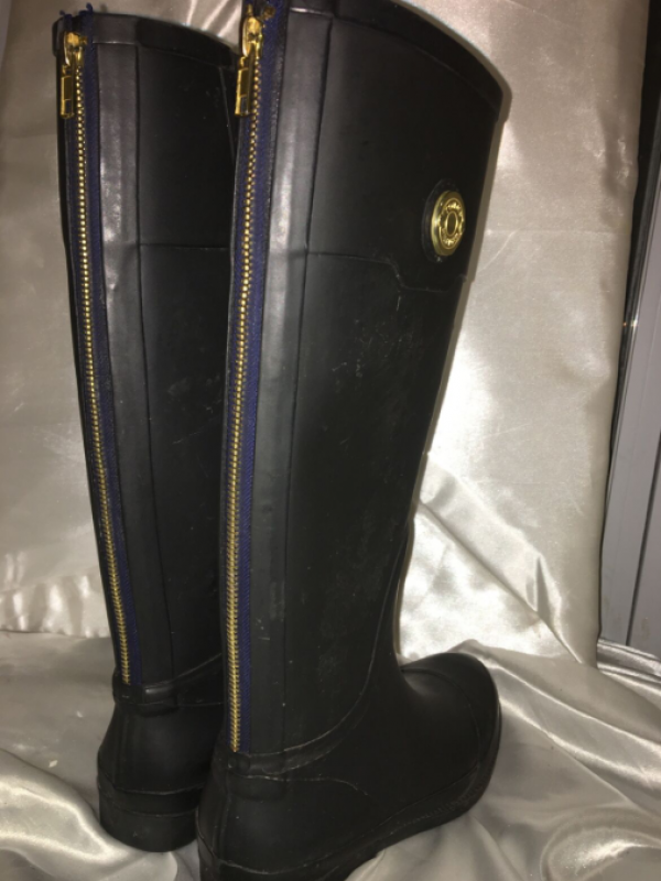 Sepatu Boot dengan Aksen Ritsleting di Belakang